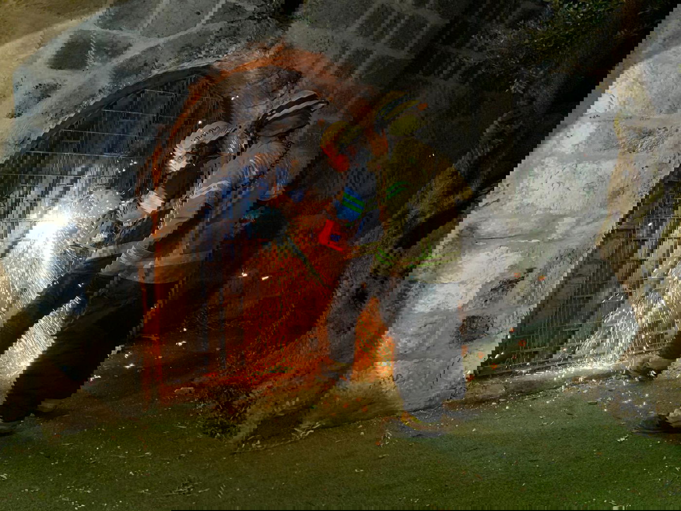 צפו: 2 ילדים נפלו לתוך בור במבנה העתיק