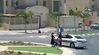 האישה עם השוטרים