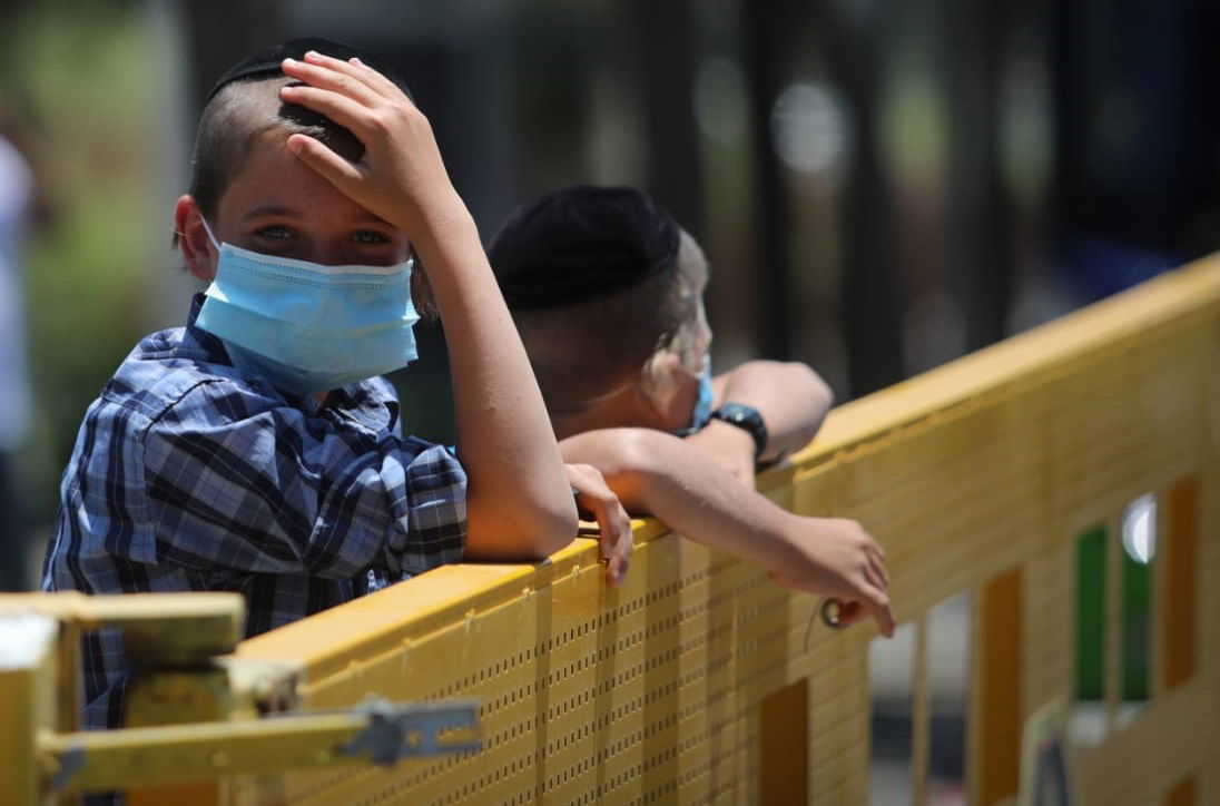 הסקרנים, הנמלטים והילדים; שעות ראשונות של סגר בביתר עילית