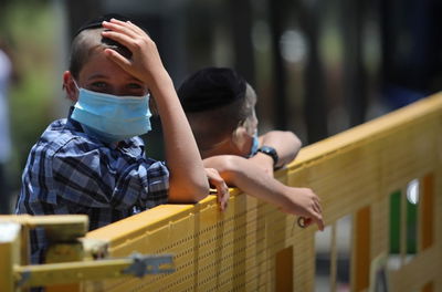 הסקרנים, הנמלטים והילדים; שעות ראשונות של סגר בביתר עילית