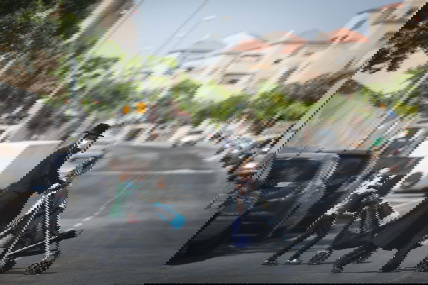 הסקרנים, הנמלטים והילדים; שעות ראשונות של סגר בביתר עילית