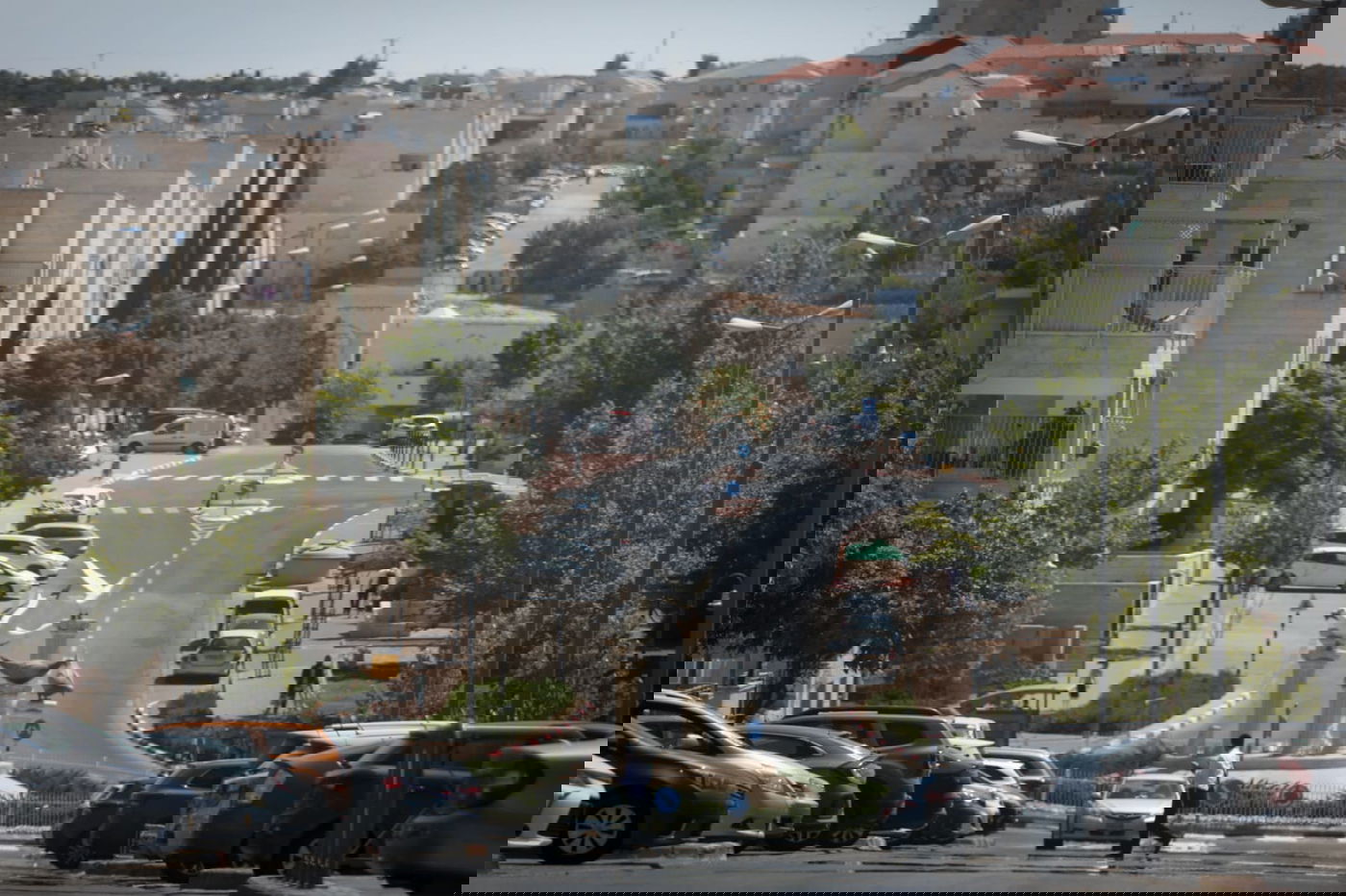 הסקרנים, הנמלטים והילדים; שעות ראשונות של סגר בביתר עילית