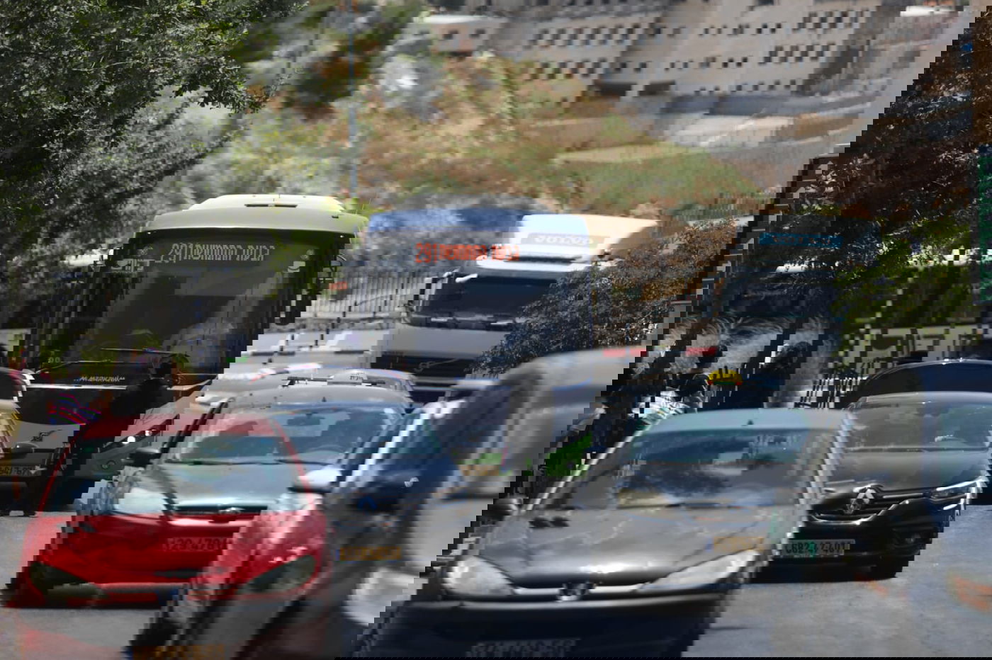 הסקרנים, הנמלטים והילדים; שעות ראשונות של סגר בביתר עילית