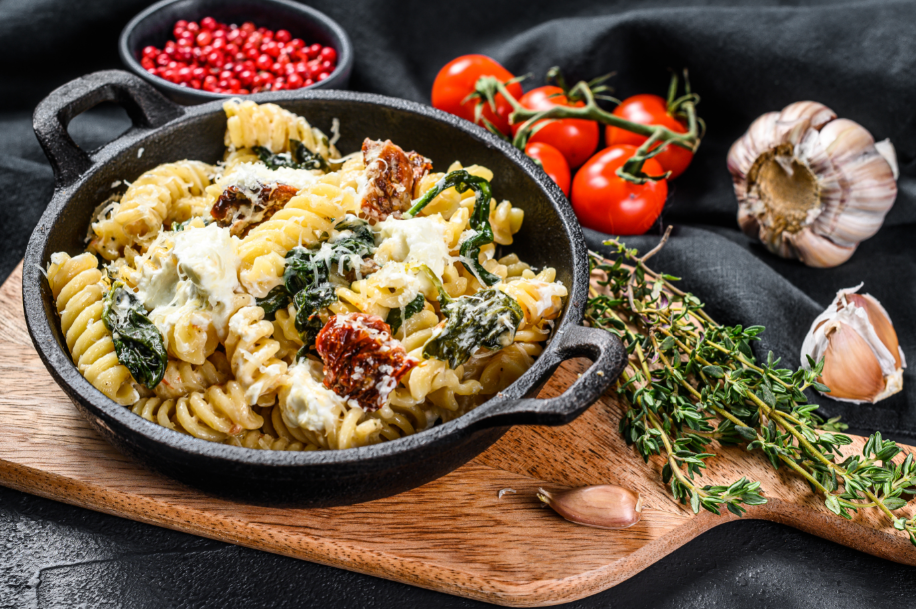 פסטה קיצית ומרעננת עם עגבניות, בזיליקום וריקוטה