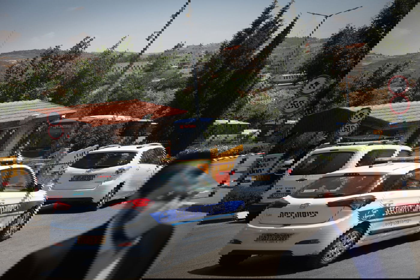 הסקרנים, הנמלטים והילדים; שעות ראשונות של סגר בביתר עילית