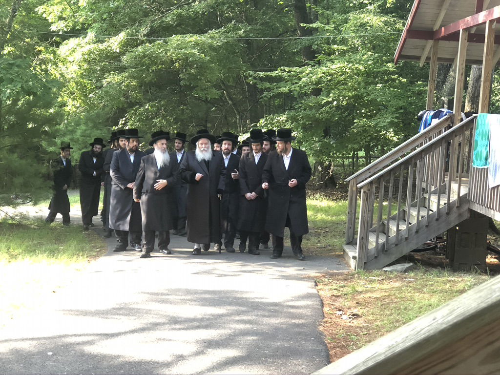 האדמו"ר מבאבוב ביקר ב'קעמפ' ונשא דברי חיזוק