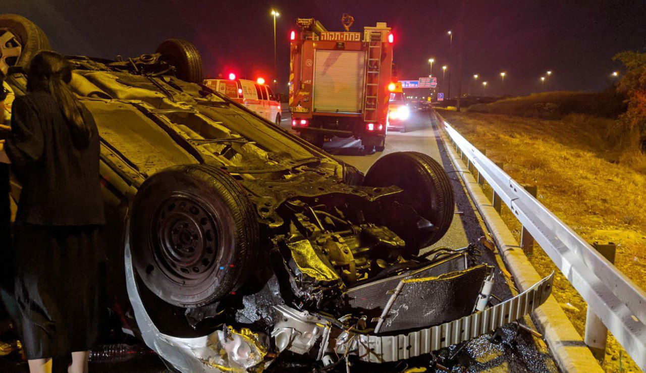 הרכב ההפוך בזירת התאונה