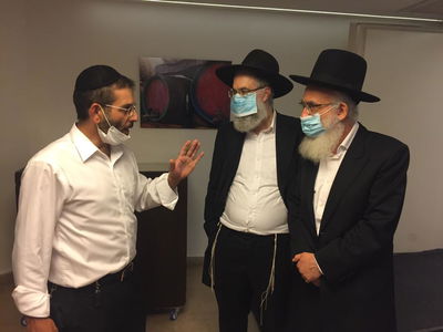 רבני ישיבת בית מתתיהו באו לבדוק מה שלום תלמידיהם שב'מלונית'