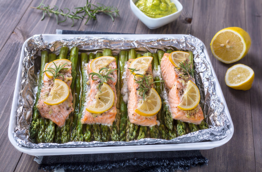 עטוף בנייר כסף: סלמון בגריל עם אספרגוס לימוני