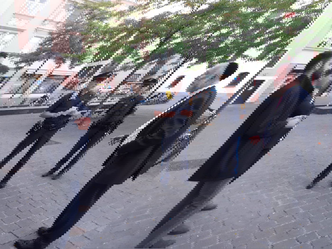 הרב ברודמן (מימין), עם השוטרים