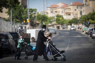 חרדים הולכים עם מסכות ושומרים על הכללים