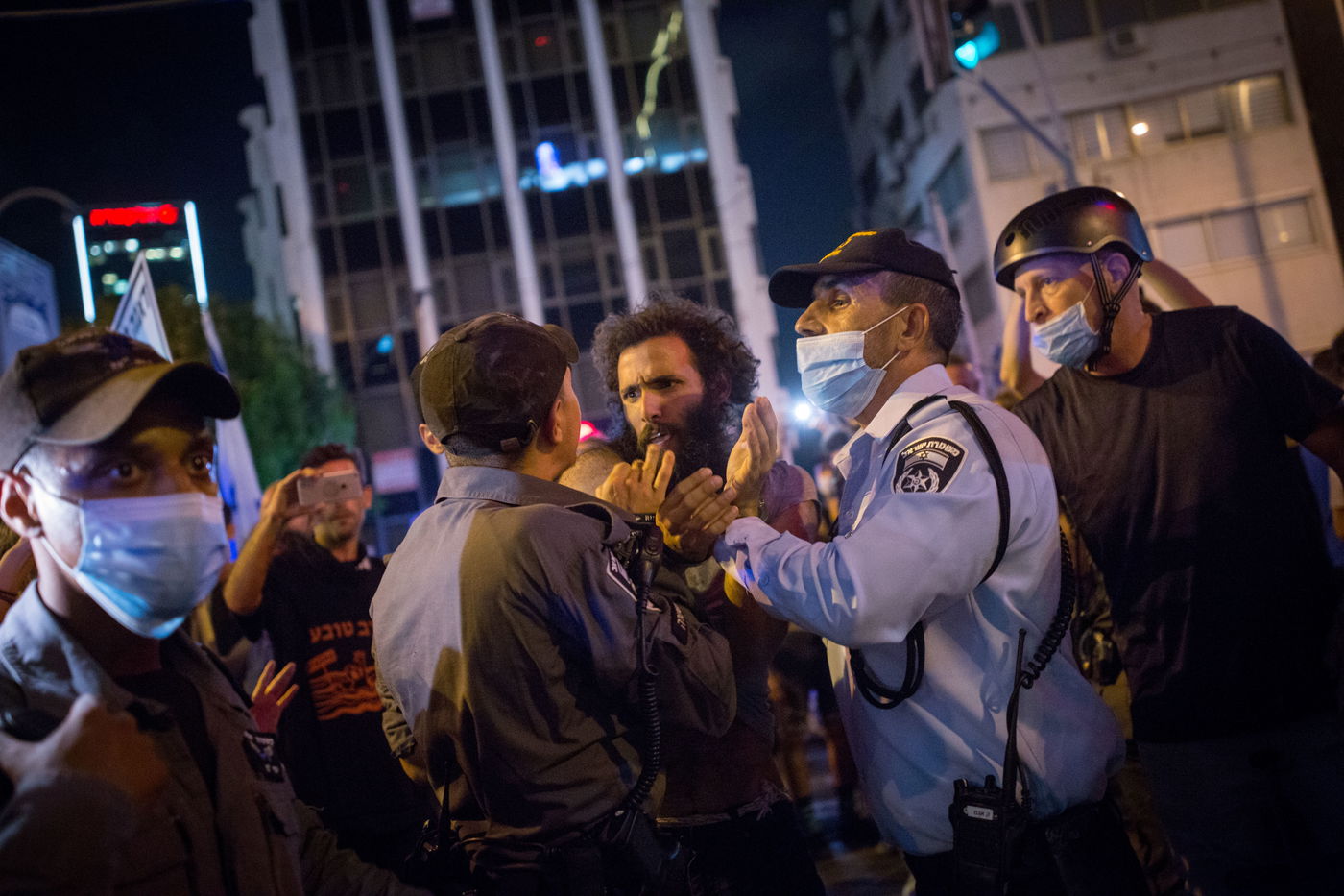 מאות חילונים התפרעו בתל אביב וגרמו נזקים; 19 נעצרו