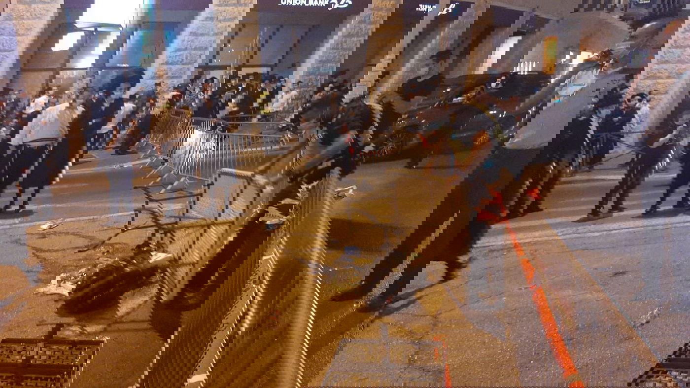 "למה אין לך מסיכה?!", תהה החרדי - וחטף מהשוטר אגרוף