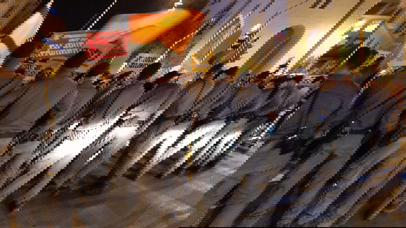 מאות מפגינים התפרעו בירושלים והתעמתו עם השוטרים