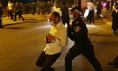 צפו: שוטר תוקף את העיתונאי עקיבא וייס