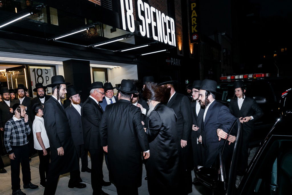 האדמו"ר מסאטמר הכיר טובה לנגיד וקבע מזוזה