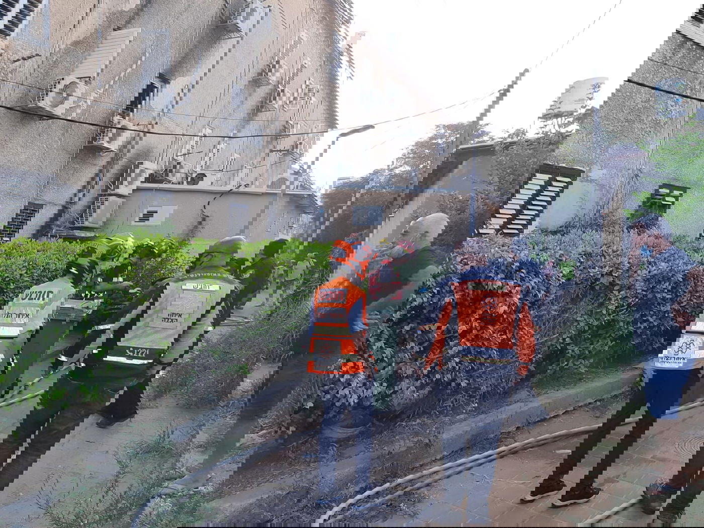 פתח תקווה: אב ושני ילדיו נפגעו בשריפה