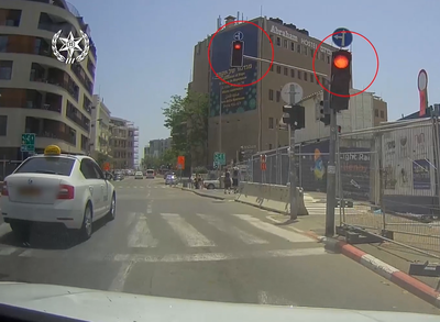 צפו: נהג עם 191 הרשעות חוצה באור אדום