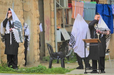 מניין בחצר. ארכיון