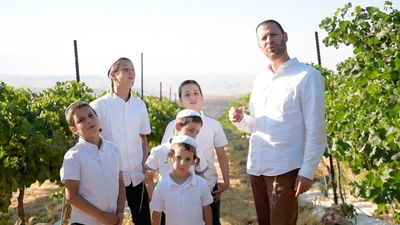 עמיקם והילדים בביצוע ווקאלי: "בנה ביתך"