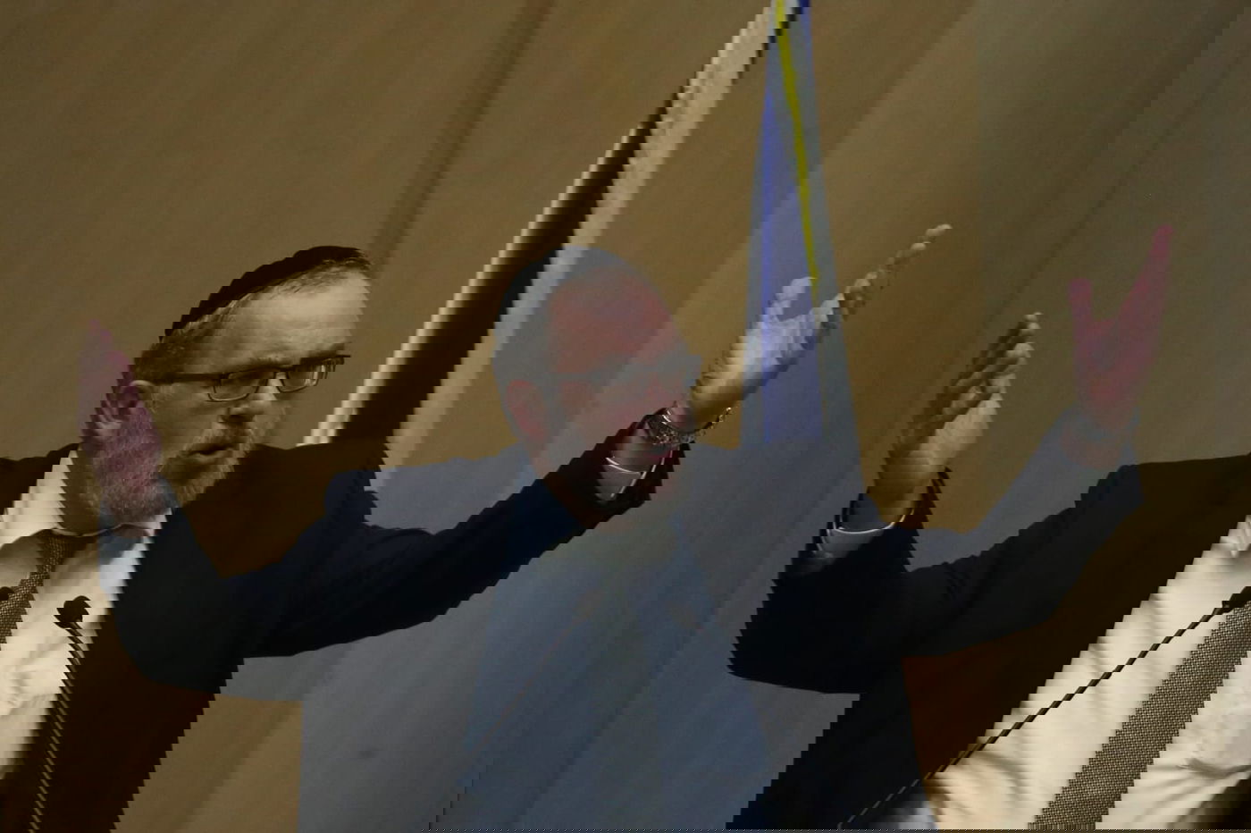 מי שמוריד מסיכה מהפנים מוריד סטנדר מהיכלי הישיבות / ח"כ יעקב אשר