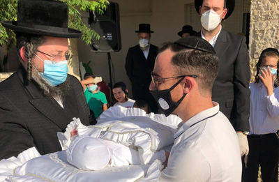 האב והמשפחה בבידוד: הברית נחגגה בחצר