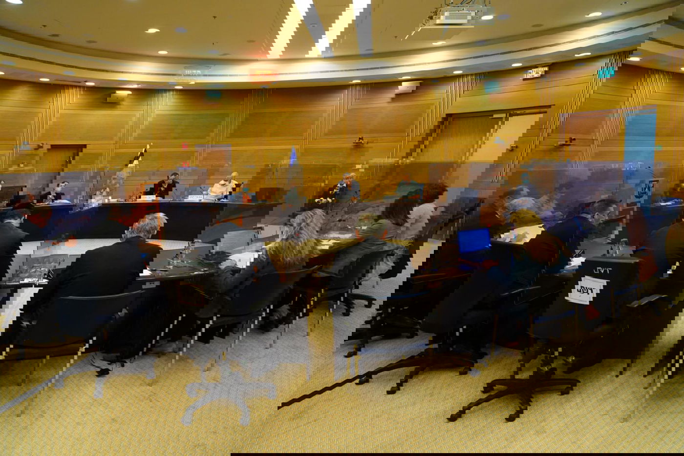 הערב, בוועדה