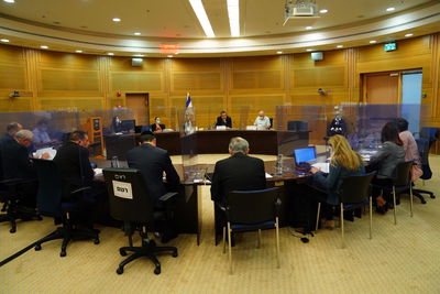 הערב, בוועדה