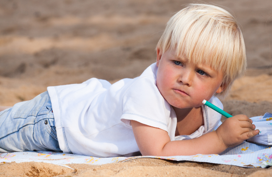 האם באמת פחות חם עם בגדים בהירים? שאלנו מדען