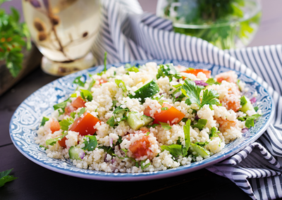 סלט דוחן קיצי עם בצל ירוק, עגבניות שרי ובולגרית