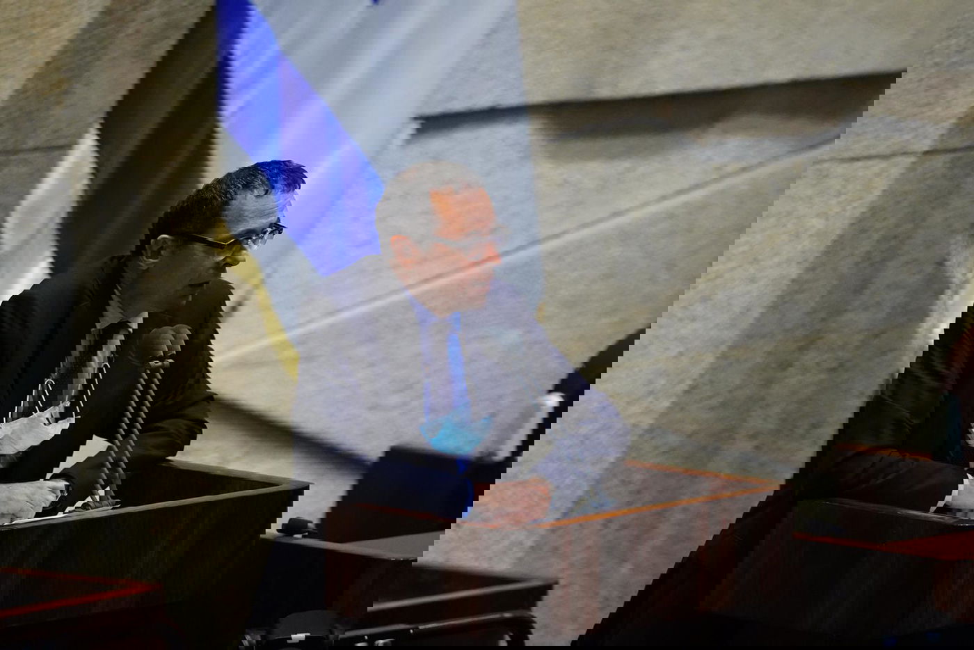 צבי האוזר, מציג את ההצעה