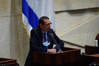 צבי האוזר, מציג את ההצעה