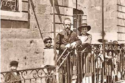 ר' משה שפירא ליד שעון השמש שהתקין בחצר 'החורבה' שבעיר העתיקה. הגברת האלמונית שלצדו היא אחת מהתורמים למקום