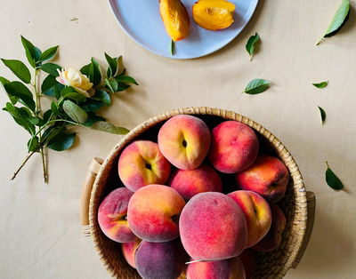 עוגת בחושה עם אפרסקים