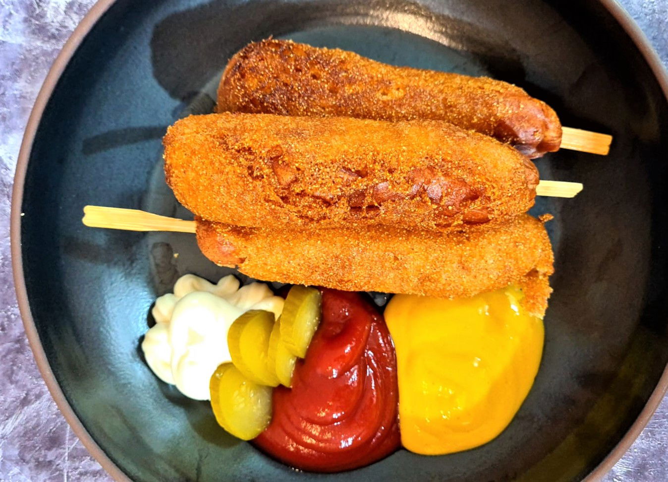 קורנדוג. נקניקיות בציפוי פריך