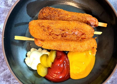 קורנדוג. נקניקיות בציפוי פריך