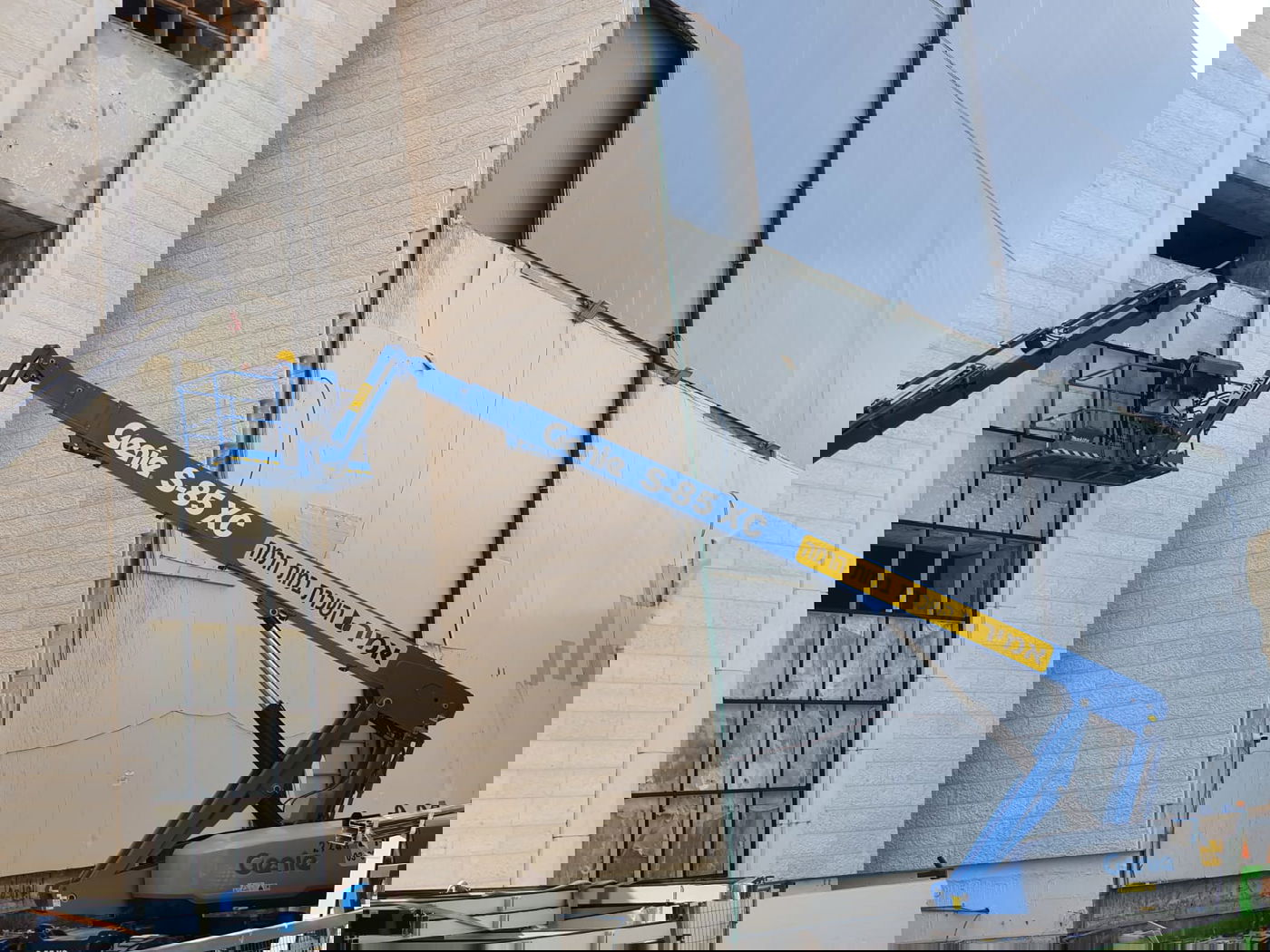 בויז'ניץ התקינו חלונות לבית המדרש הגדול בבני ברק