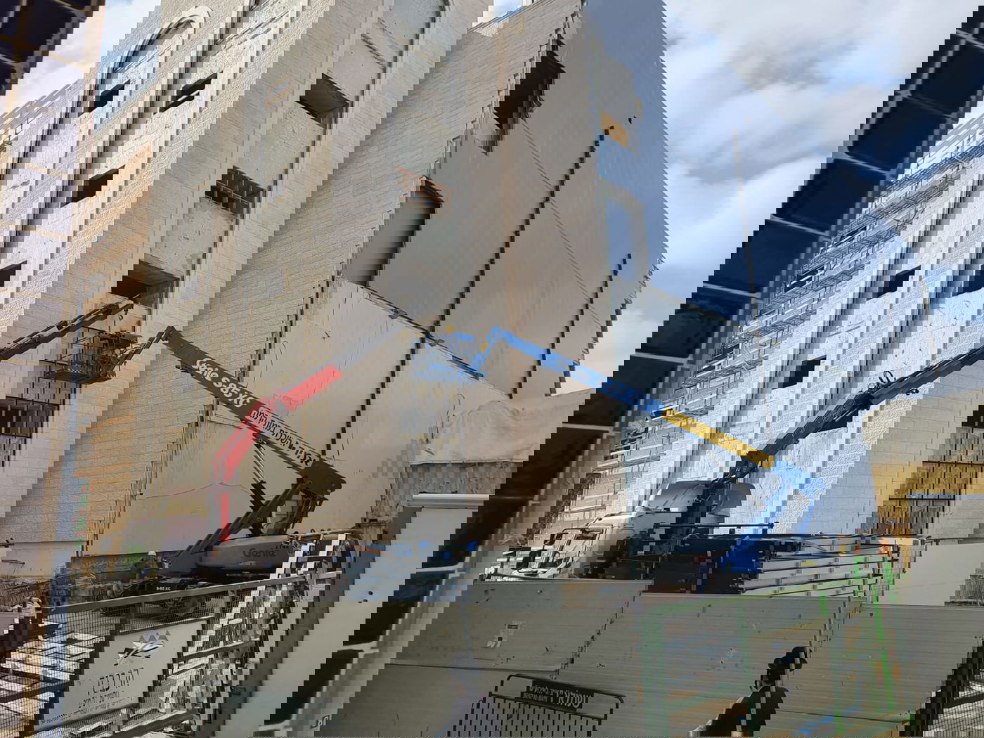 בויז'ניץ התקינו חלונות לבית המדרש הגדול בבני ברק