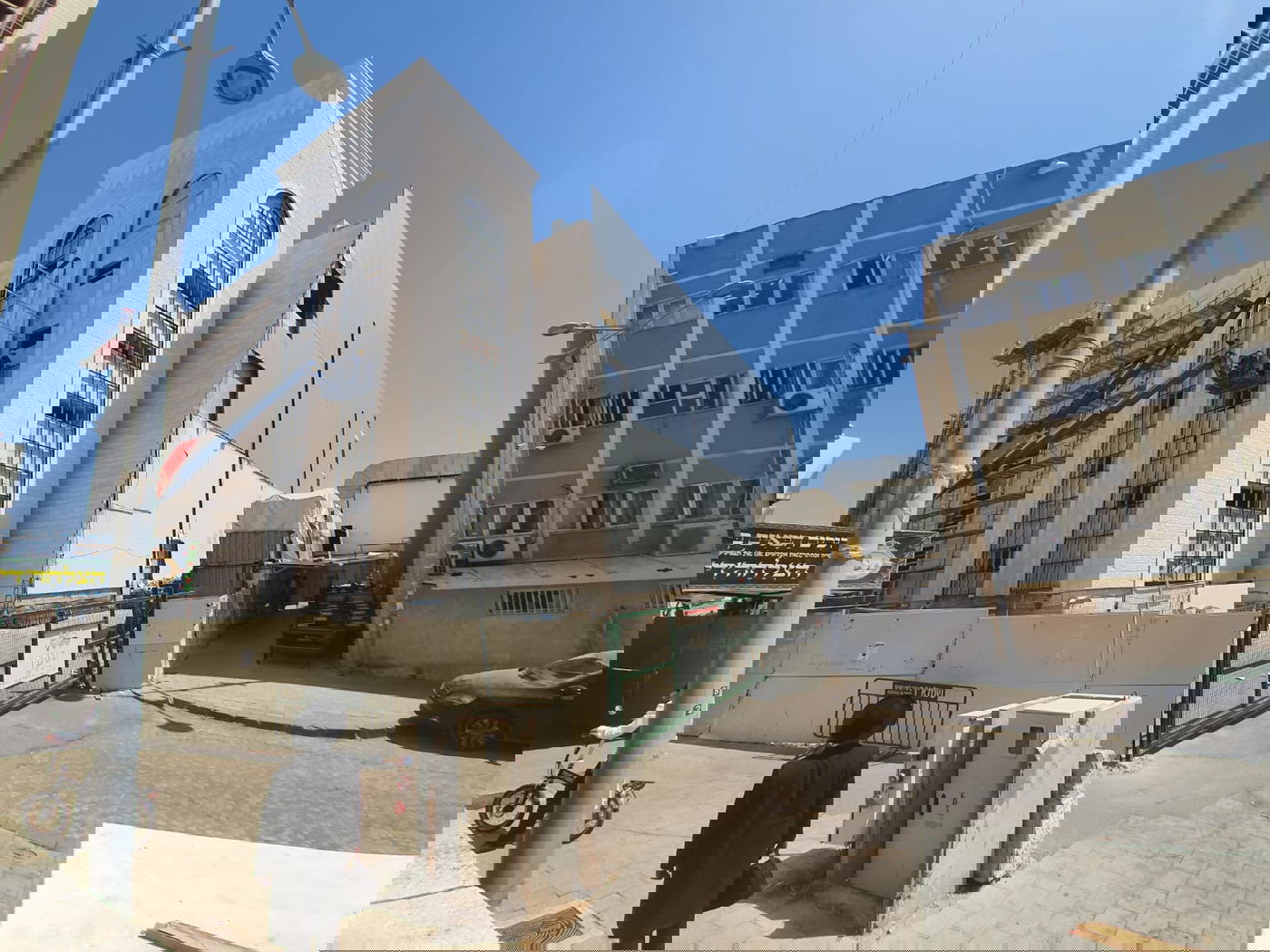 בויז'ניץ התקינו חלונות לבית המדרש הגדול בבני ברק