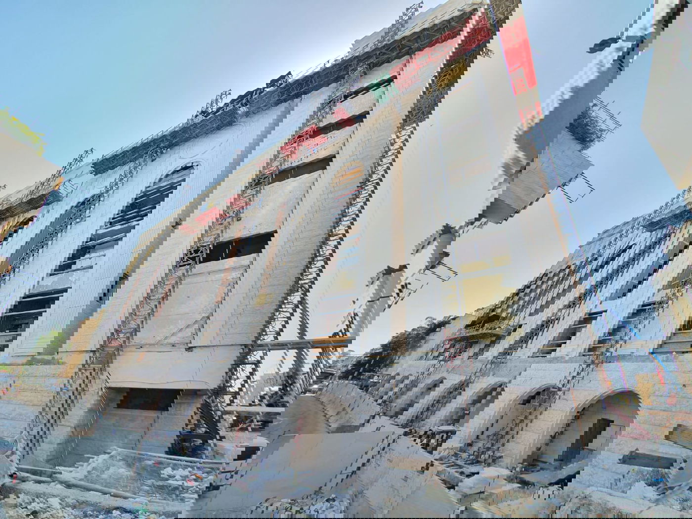 בויז'ניץ התקינו חלונות לבית המדרש הגדול בבני ברק