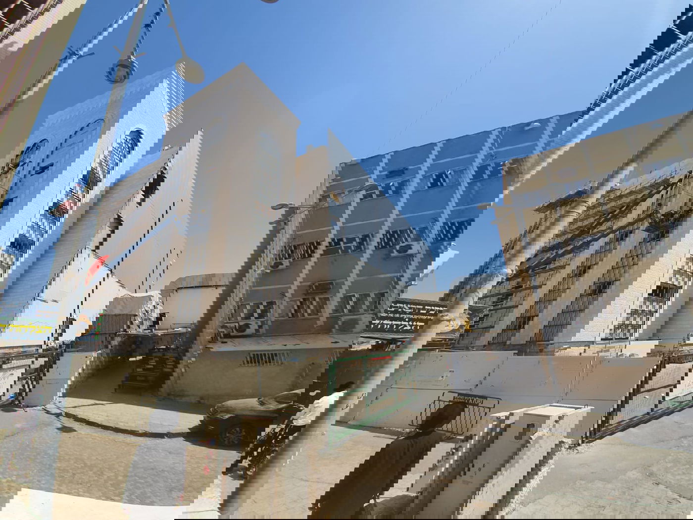 בויז'ניץ התקינו חלונות לבית המדרש הגדול בבני ברק