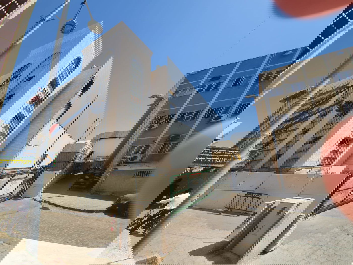 בויז'ניץ התקינו חלונות לבית המדרש הגדול בבני ברק