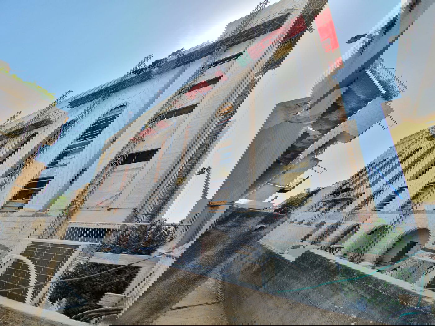 בויז'ניץ התקינו חלונות לבית המדרש הגדול בבני ברק