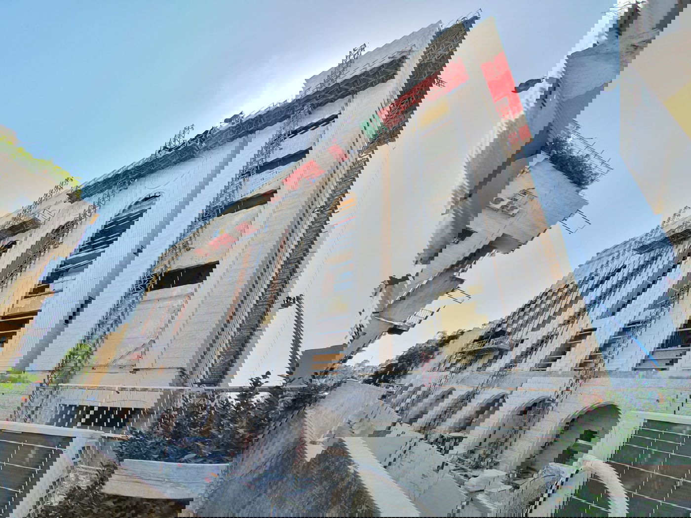 בויז'ניץ התקינו חלונות לבית המדרש הגדול בבני ברק