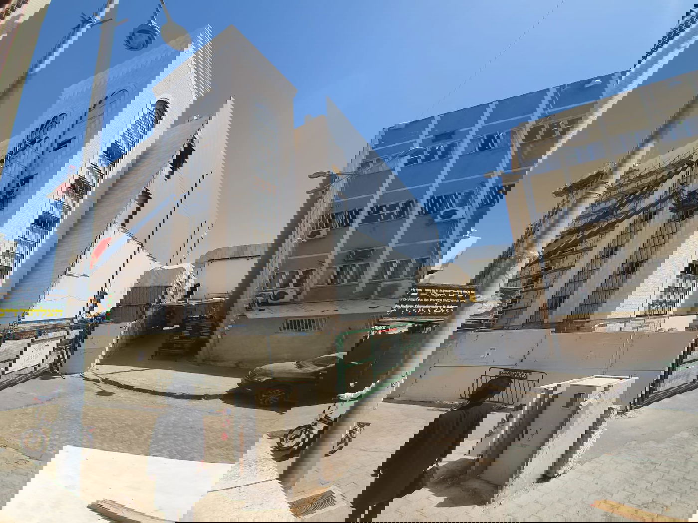 בויז'ניץ התקינו חלונות לבית המדרש הגדול בבני ברק