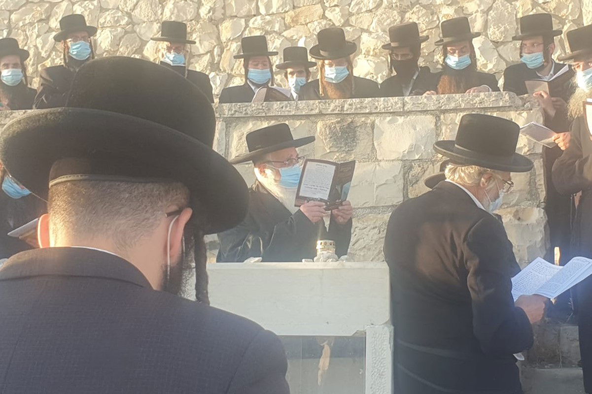 עם מסכה: הרבי מצאנז עלה לציון גיסו • צפו