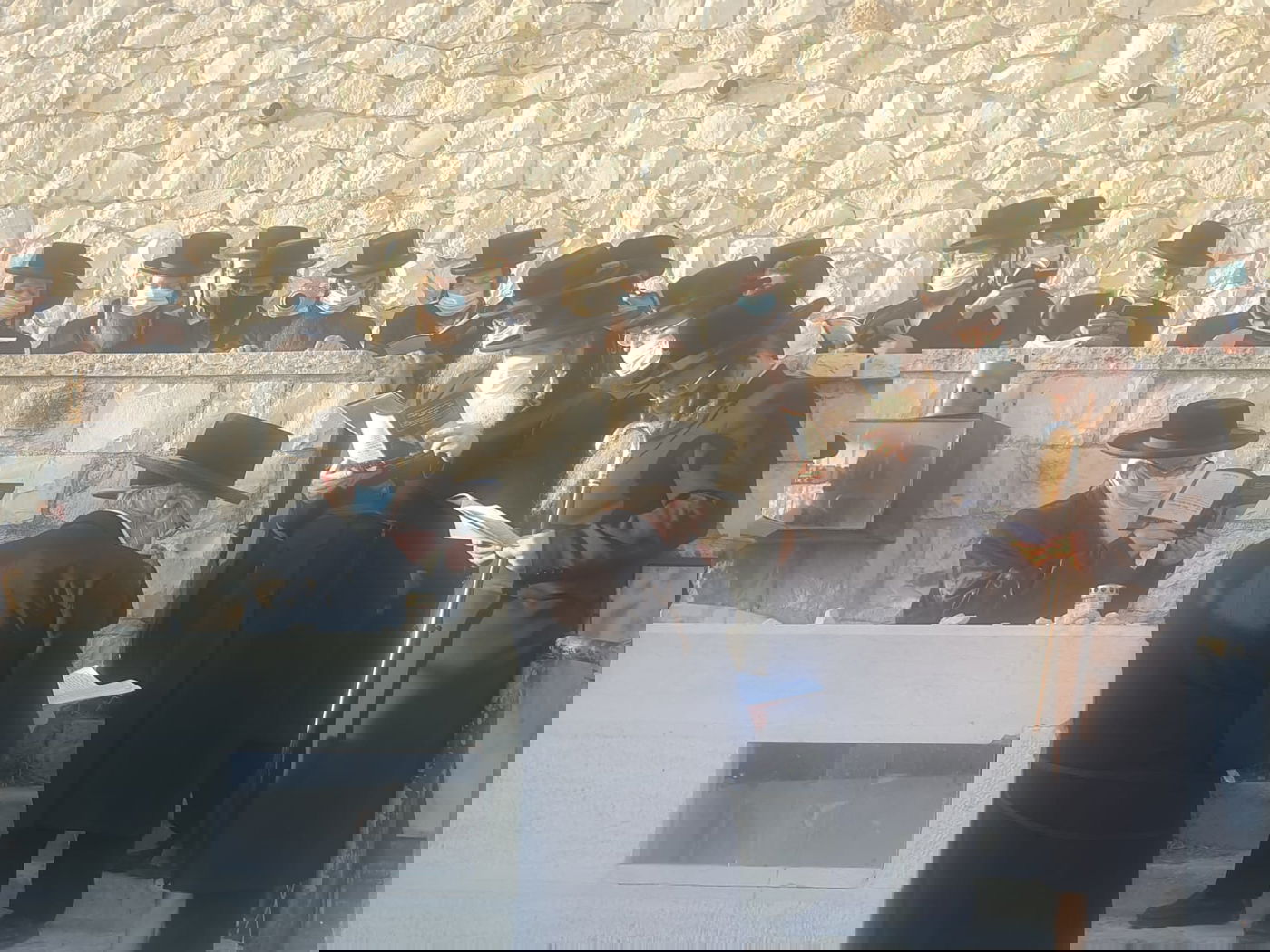 עם מסכה: הרבי מצאנז עלה לציון גיסו • צפו