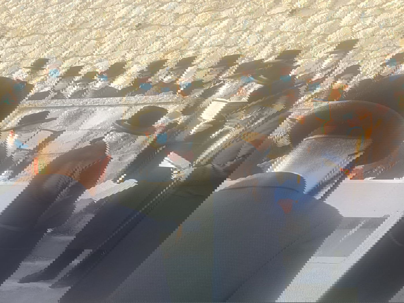 עם מסכה: הרבי מצאנז עלה לציון גיסו • צפו