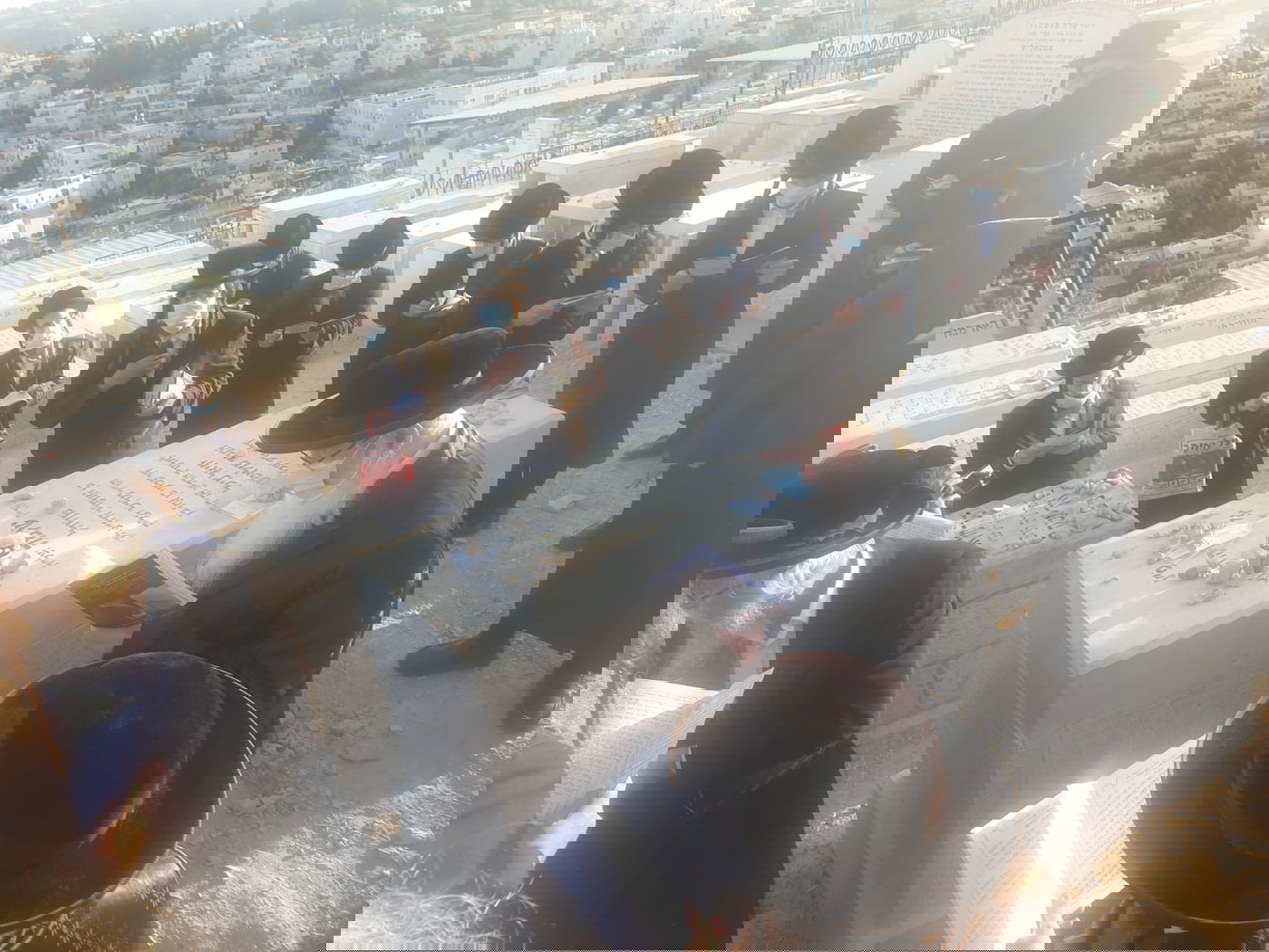 עם מסכה: הרבי מצאנז עלה לציון גיסו • צפו