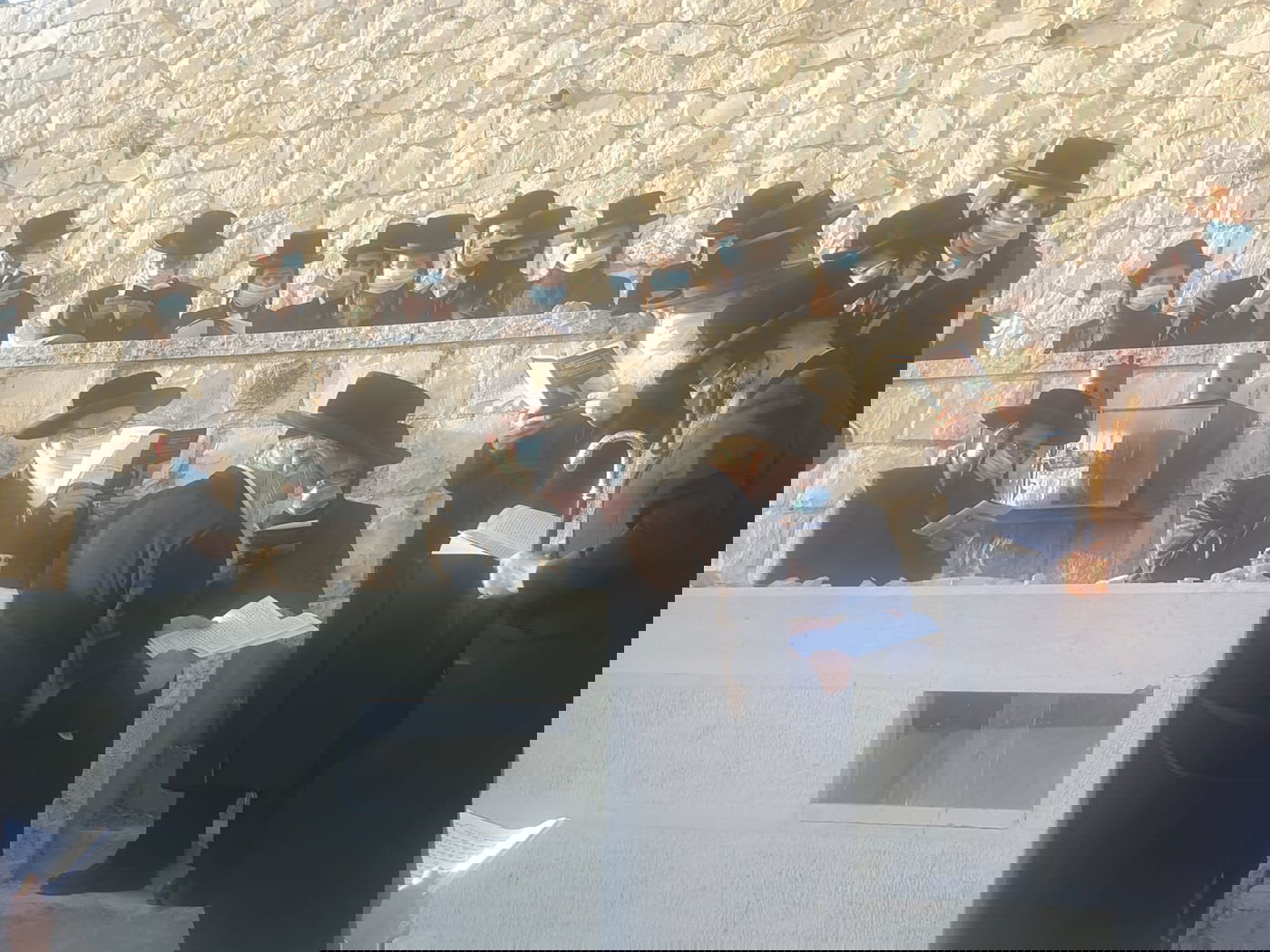 עם מסכה: הרבי מצאנז עלה לציון גיסו • צפו